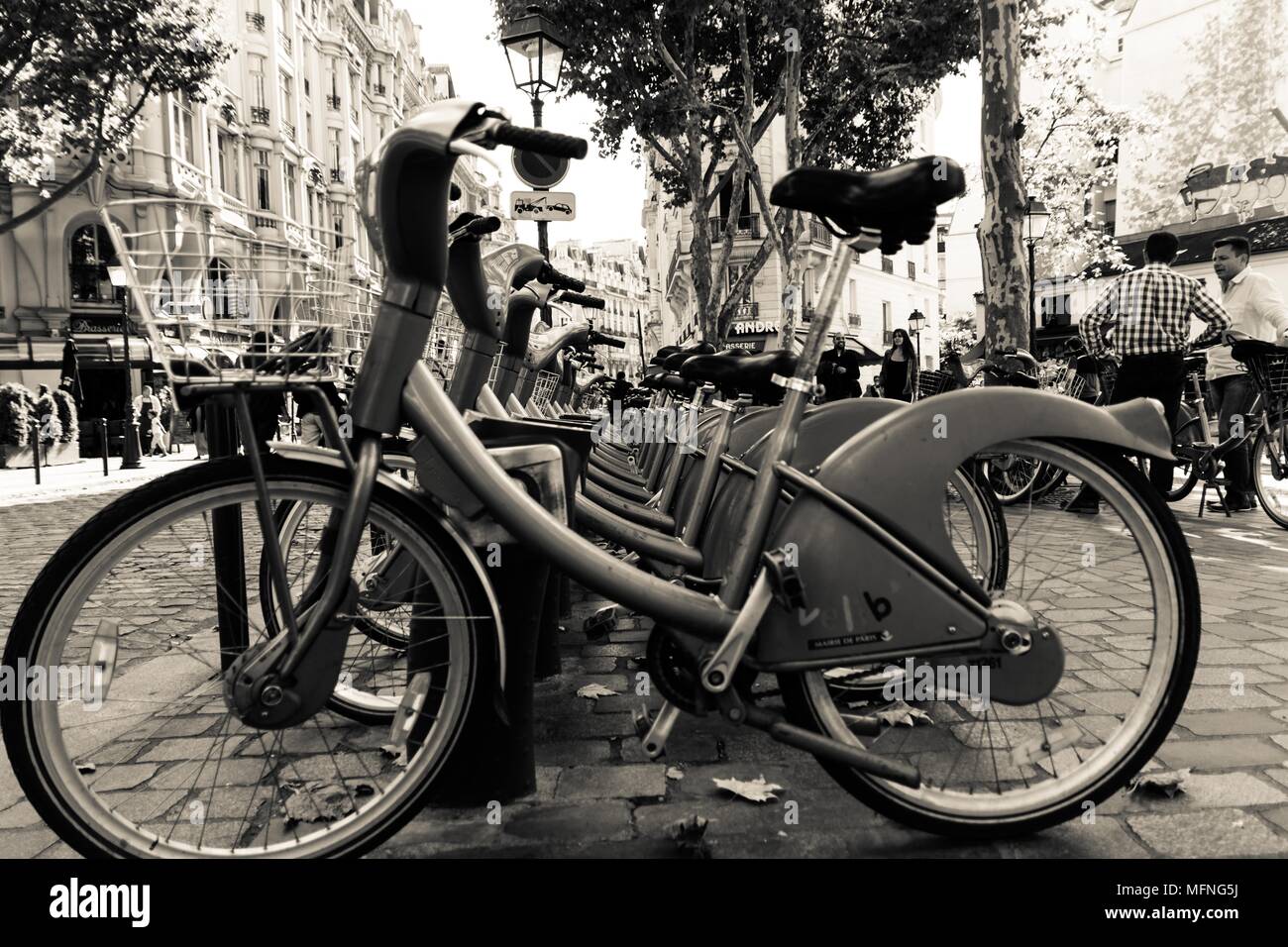 Paris Bike Share, la scena di strada della città, come i bone shakers, non sono costruiti per il comfort, ma sono un ottimo modo per vedere la città di Parigi. Foto Stock