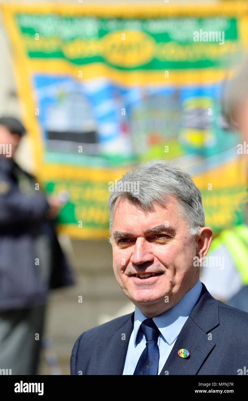 Mick Cash - Segretario Generale del RMT unione - a una protesta a Westminster nel secondo anniversario dell'inizio della RMT lo sciopero sulla rampa meridionale Foto Stock