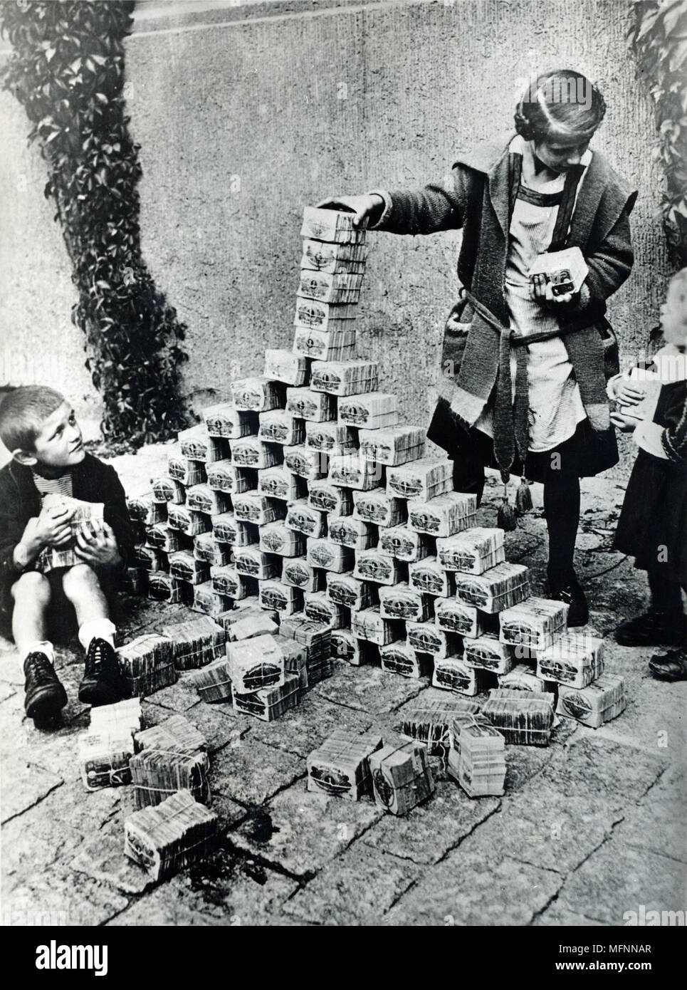 Iperinflazione della moneta tedesca, 1923. Il deprezzamento del valore del denaro reso note su carta in modo inutile che i bambini li hanno utilizzati come blocchi di costruzione. Foto Stock