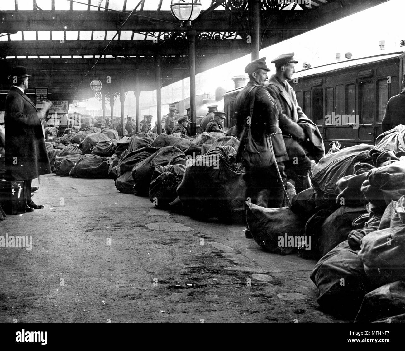 Dopo l'anti-inglese insurrezione irlandese di Dublino, maggio 1916, i servizi pubblici sono state distrutte. Qui i sacchi della posta sono impilati sulla piattaforma alla stazione di Dublino sotto la protezione delle truppe britanniche in attesa di distribuzione. Fotografia. Foto Stock