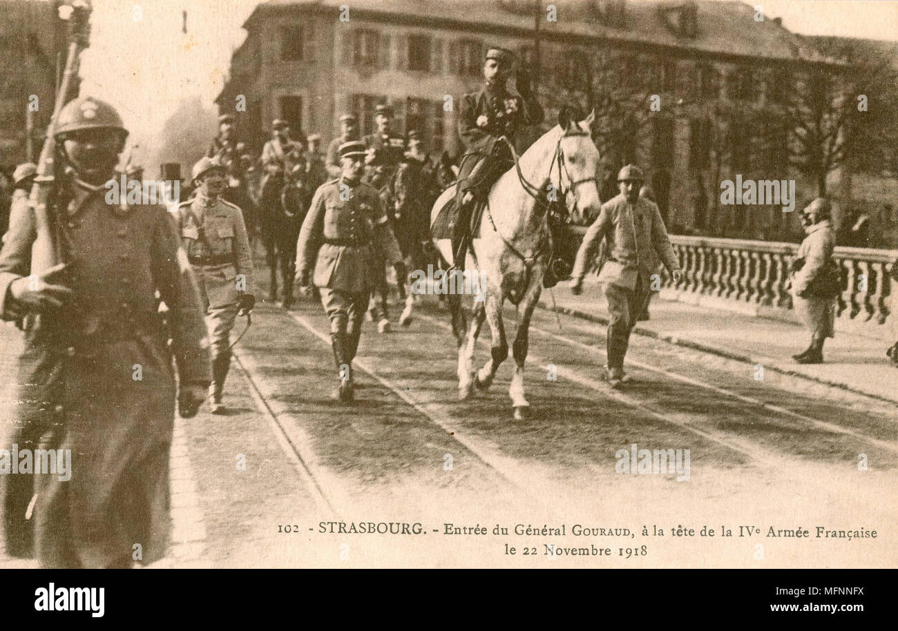 Alsace-Lorraine: Generale Gouraud entrando in Strasburgo in corrispondenza della testa del francese IV esercito su 22 Novembre 1918, in quanto la Francia occupata la Renania dopo la I guerra mondiale e ha riacquistato Alsace-Lorraine dalla Germania. Foto Stock