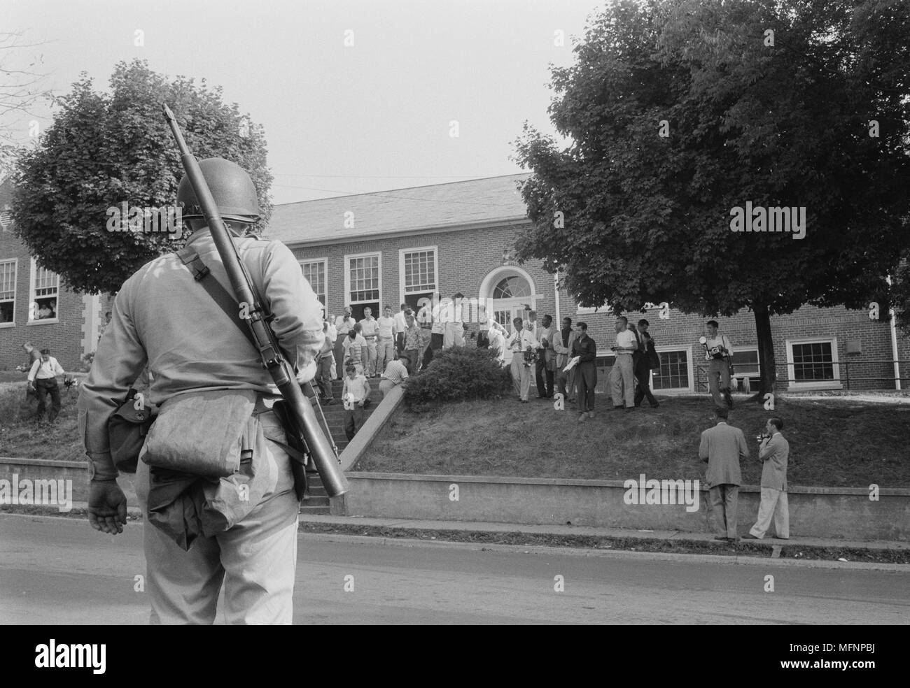 Armati Guardsman nazionale sul dazio a Little Rock High School, Arkansas durante la difficoltà di integrazione di 1956-1957. Foto Stock