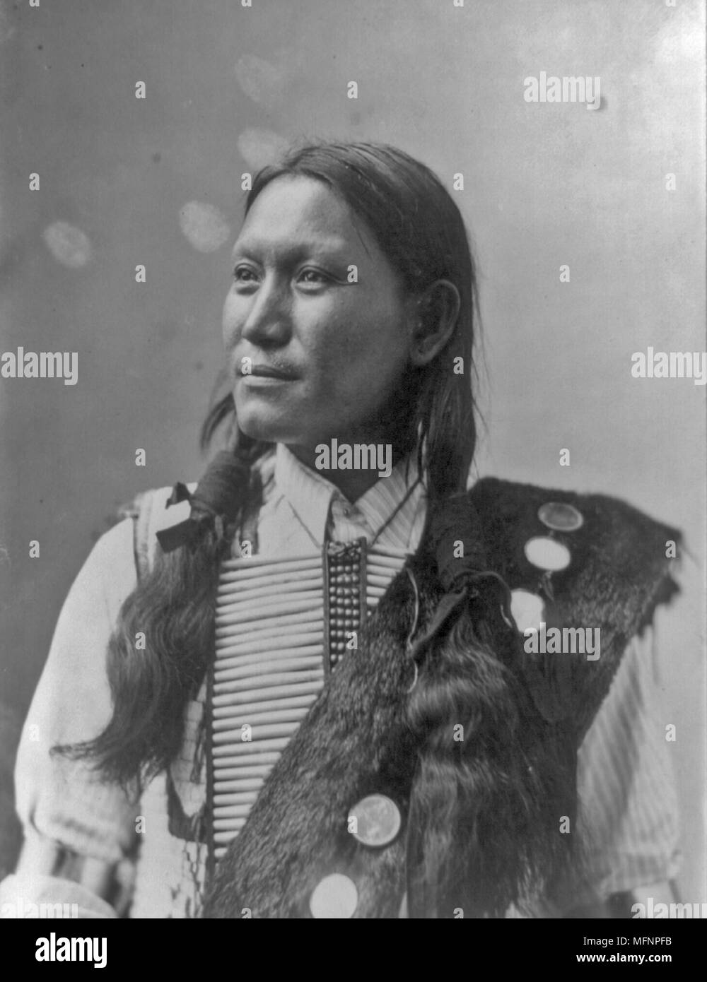 Nativi Americani, uomo di metà lunghezza ritratto da Heyn foto, c1899. Foto Stock