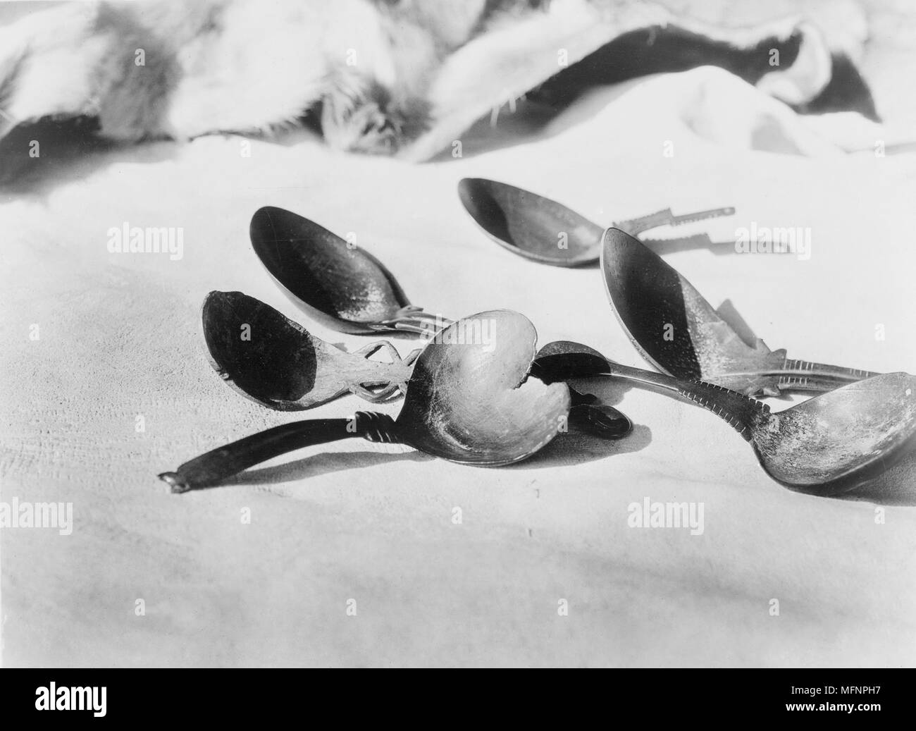 Elk-horn cucchiai- Tolowa, c1910. Fotografia di Edward Curtis (1868-1952). Foto Stock