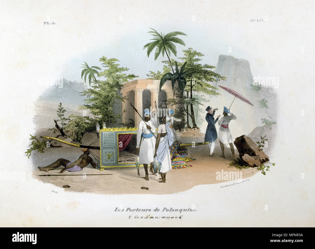 Il Palanquin facchini. Colorate a mano litografia da 'L'Inde francaise", Parigi, 1828. Facchini in appoggio mentre i passeggeri europei interrompe il viaggio da un piccolo tempio. Il trasporto in India. Foto Stock