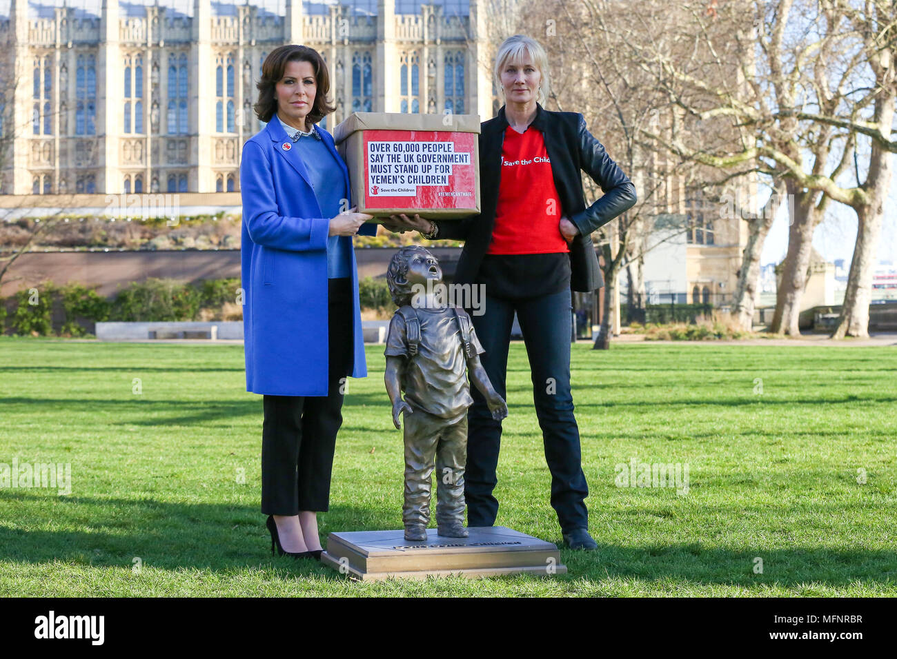 Emittente Natasha Kaplinsky e attrice Joely Richardson, salvare i bambini ambasciatori lungo con alunni di età compresa tra i 11-18 da tre scuole di tutto il Regno Unito e la comunità British-Yemeni pone per fotografie con petizione di più di 60.000 firme in Torre Victoria Gardens con il Parlamento in background in Westminster. Per celebrare il terzo anniversario poiché l'escalation del conflitto nello Yemen, salvare i bambini è di presentare ufficialmente la sua petizione per il Foreign Office, esortando il governo del Regno Unito a sospendere immediatamente la vendita di armi in Arabia Saudita e garantire il libero accesso dell'aiuto umanitario a chil Foto Stock