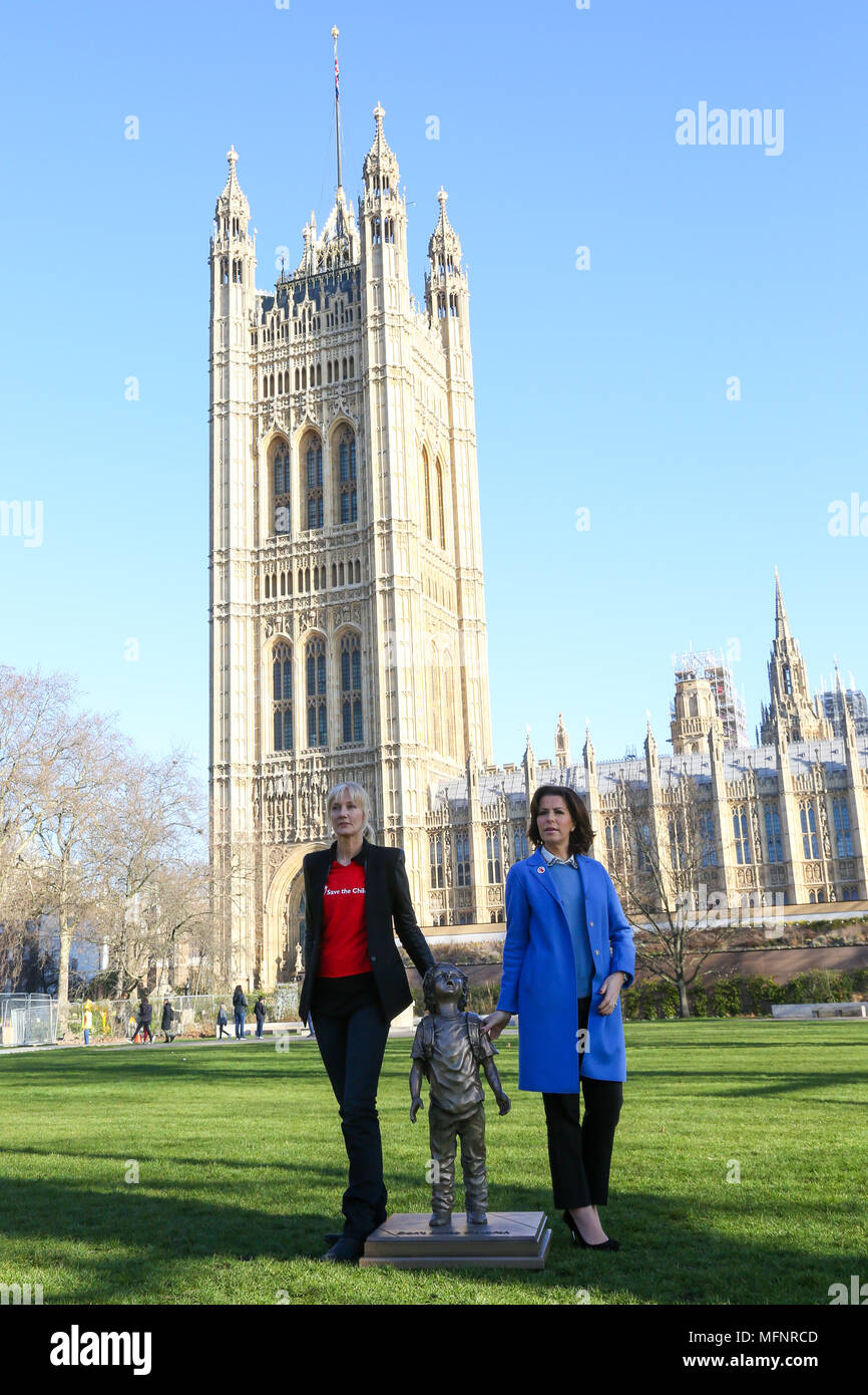 Emittente Natasha Kaplinsky e attrice Joely Richardson, salvare i bambini ambasciatori lungo con alunni di età compresa tra i 11-18 da tre scuole di tutto il Regno Unito e la comunità British-Yemeni pone per fotografie con petizione di più di 60.000 firme in Torre Victoria Gardens con il Parlamento in background in Westminster. Per celebrare il terzo anniversario poiché l'escalation del conflitto nello Yemen, salvare i bambini è di presentare ufficialmente la sua petizione per il Foreign Office, esortando il governo del Regno Unito a sospendere immediatamente la vendita di armi in Arabia Saudita e garantire il libero accesso dell'aiuto umanitario a chil Foto Stock