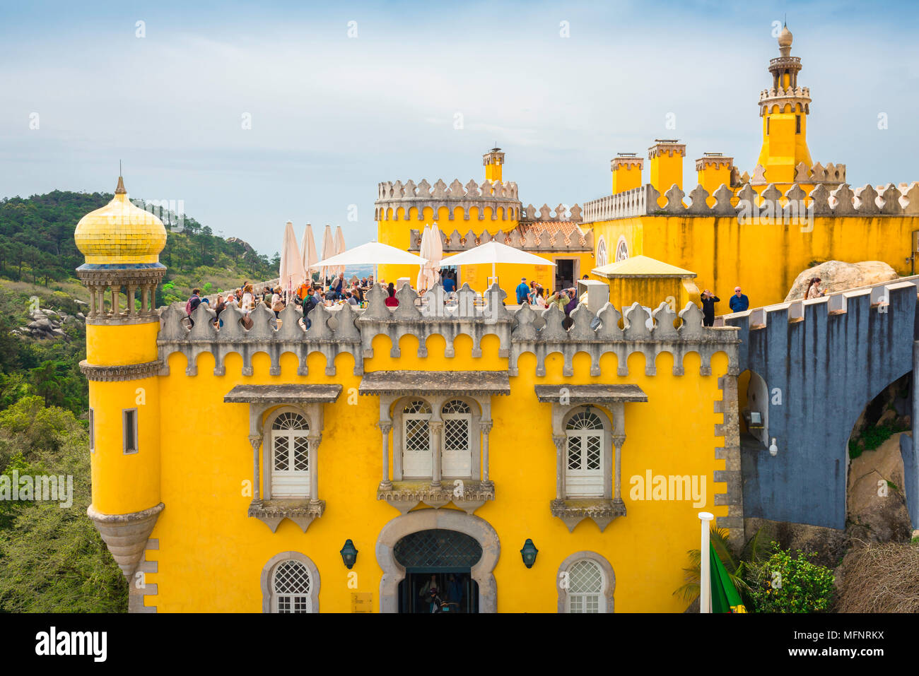 Palacio da pena Sintra, con vista sulla gente che si rilassa su una caffetteria sulla terrazza situata sul tetto del colorato Palacio da pena a Sintra, Portogallo. Foto Stock