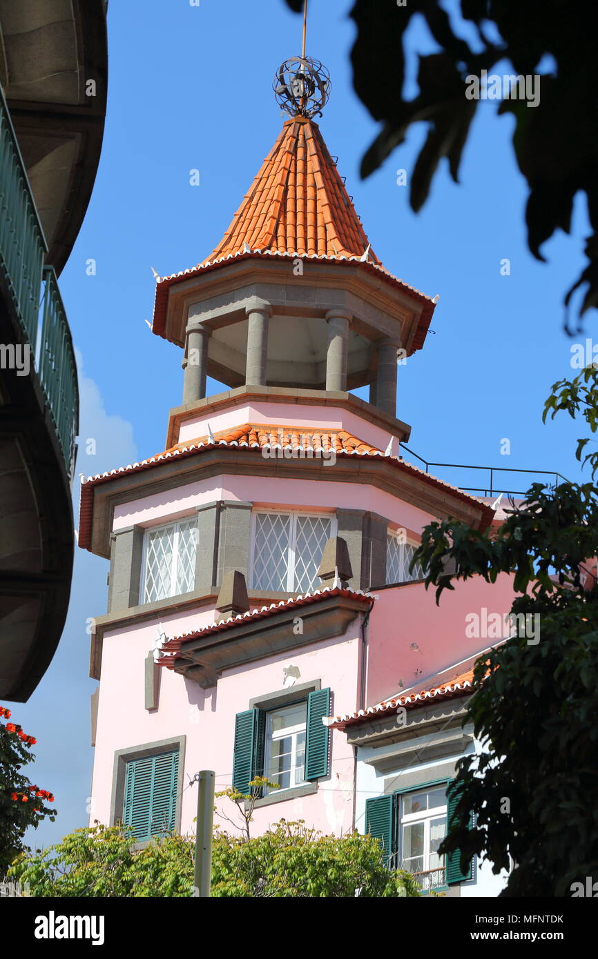 Un edificio con torre a Funchal sull'isola portoghese di Madeira Foto Stock