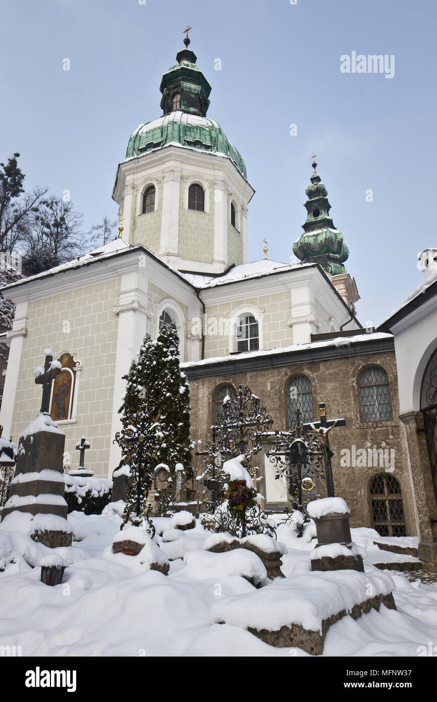 Cimitero Vecchio dalla chiesa in Salzburg, Austria Foto Stock
