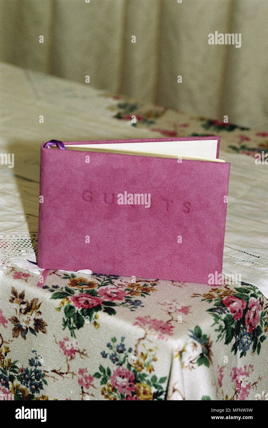 Guestbook Ref: CRB457 103646 0162 OBBLIGATORIO DI CREDITO: Helen Maynard / Photoshot Foto Stock