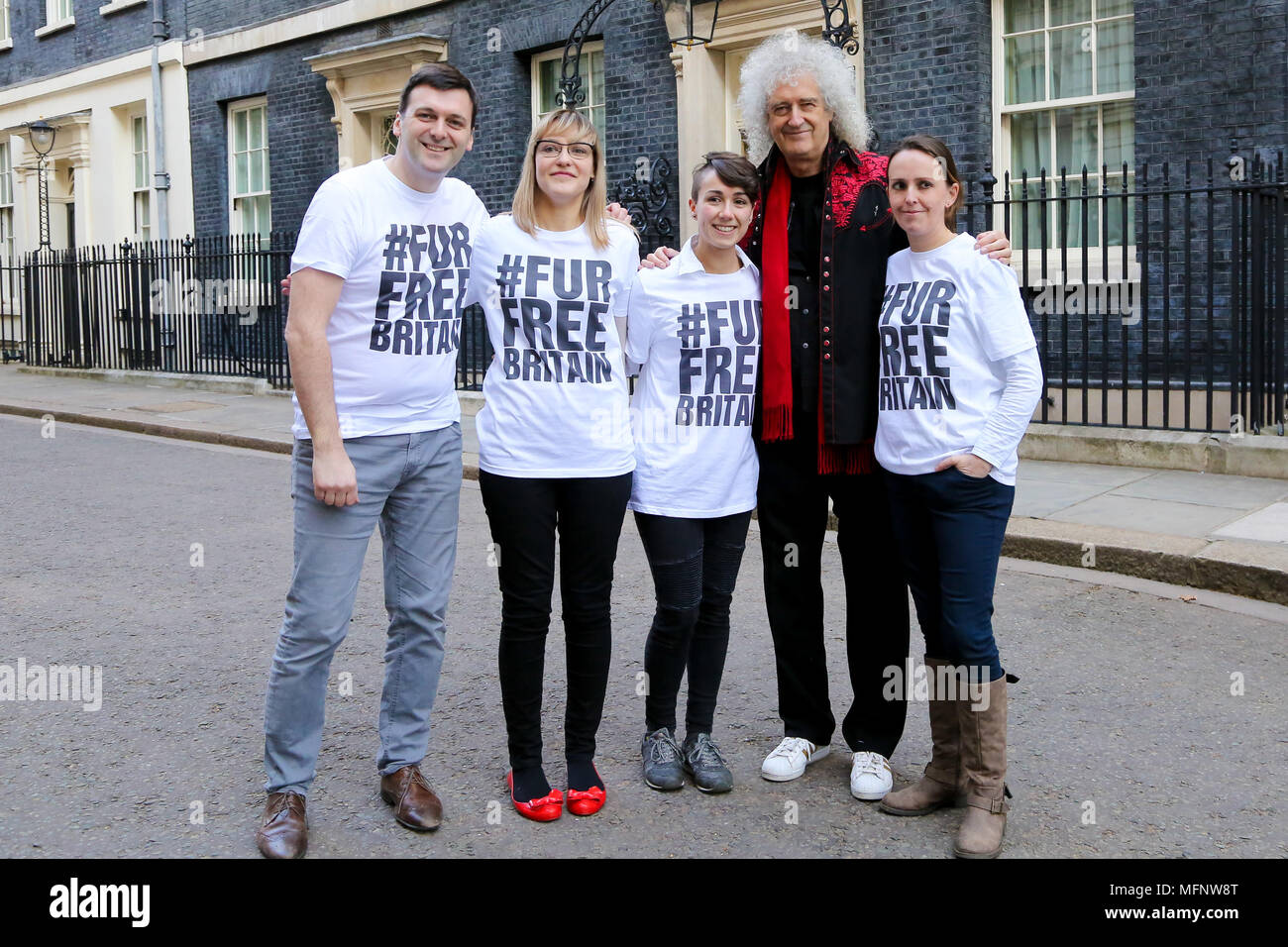 Regina il chitarrista Brian può da sola in materia di protezione degli animali gli attivisti compresi due giganti da indossare in cartapesta fox e teste di coniglio sui passi di 10 Downing Street con una petizione di più di 400.000 firme spingendo il Primo Ministro Theresa Maggio di introdurre un animale UK-fur divieto di importazione. Dotato di: Brian Da Cal, Beth concedente, Brian May, Catherine Rede, Claire Bass dove: Londra, Regno Unito quando: 26 Mar 2018 Credit: Dinendra Haria/WENN Foto Stock