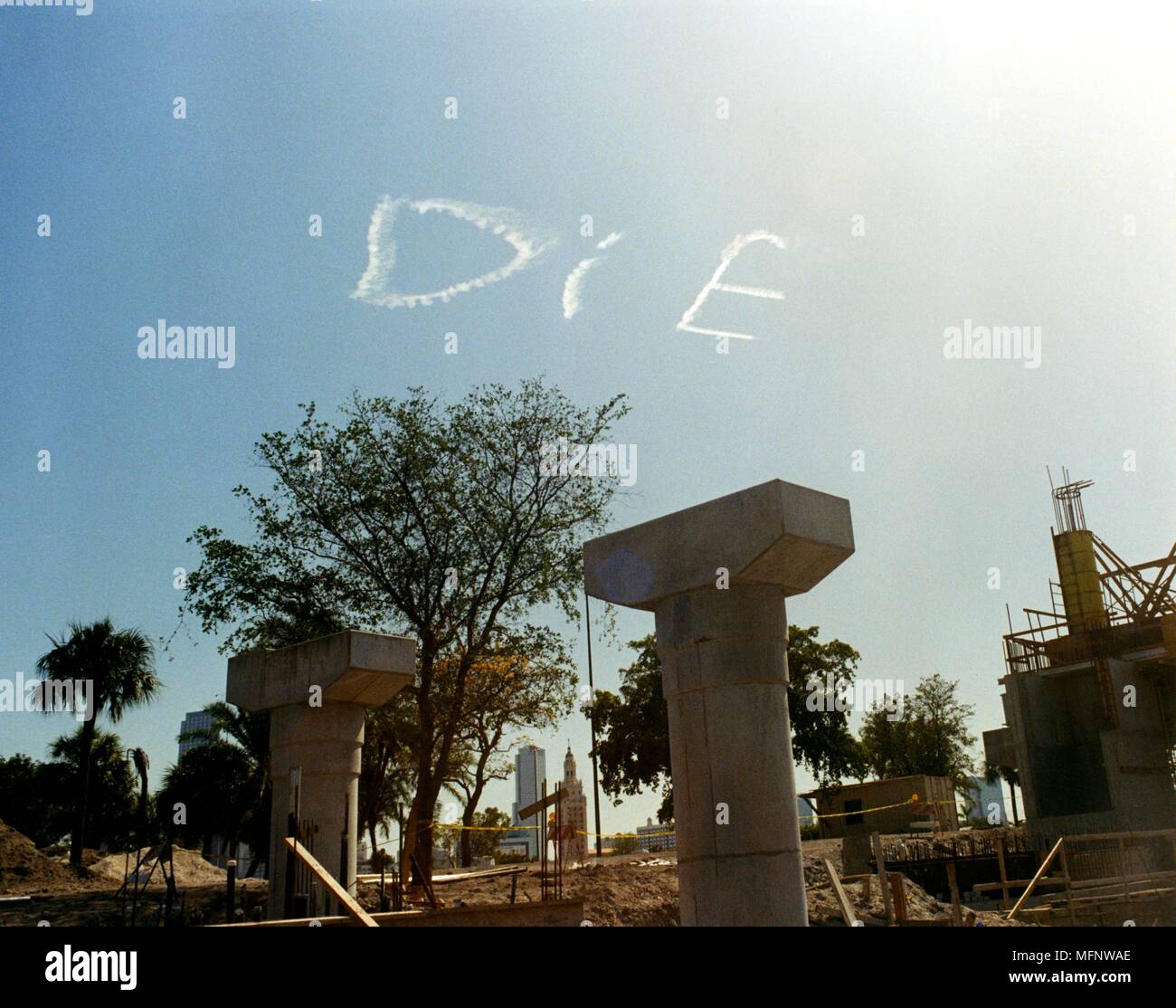 Le lettere 'Die' scritto in cielo da un piccolo aeroplano sopra il centro di Miami, Florida, Stati Uniti d'America. Ref: CRB459 103533 0001 credito obbligatoria: Ian Hu Foto Stock