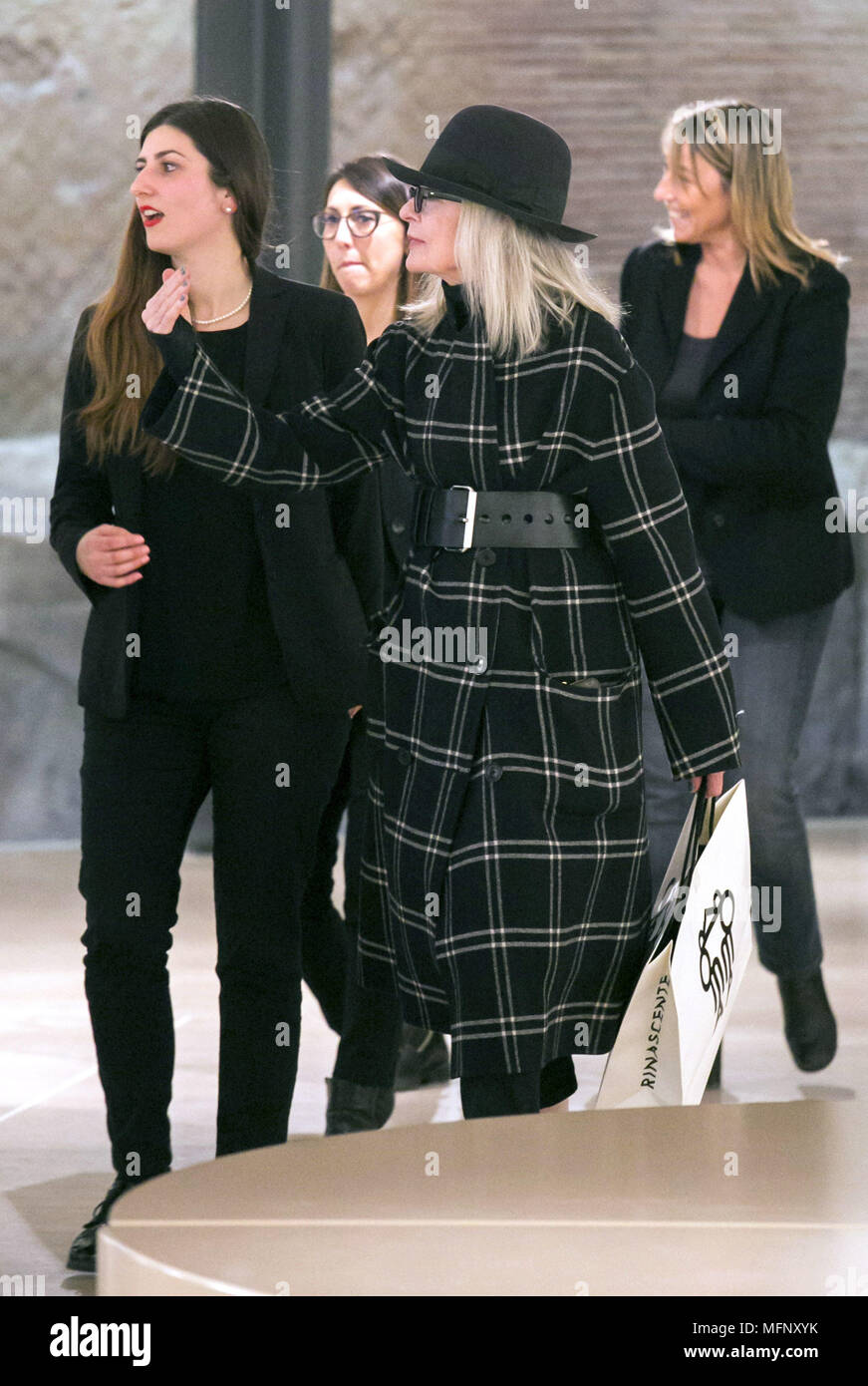 Diane Keaton al 'Rinascente' galleria per lo shopping a Roma con: Diane Keaton dove: Roma, Italia Quando: 23 Mar 2018 Credit: IPA/WENN.com * * disponibile solo per la pubblicazione in UK, USA, Germania, Austria, Svizzera** Foto Stock