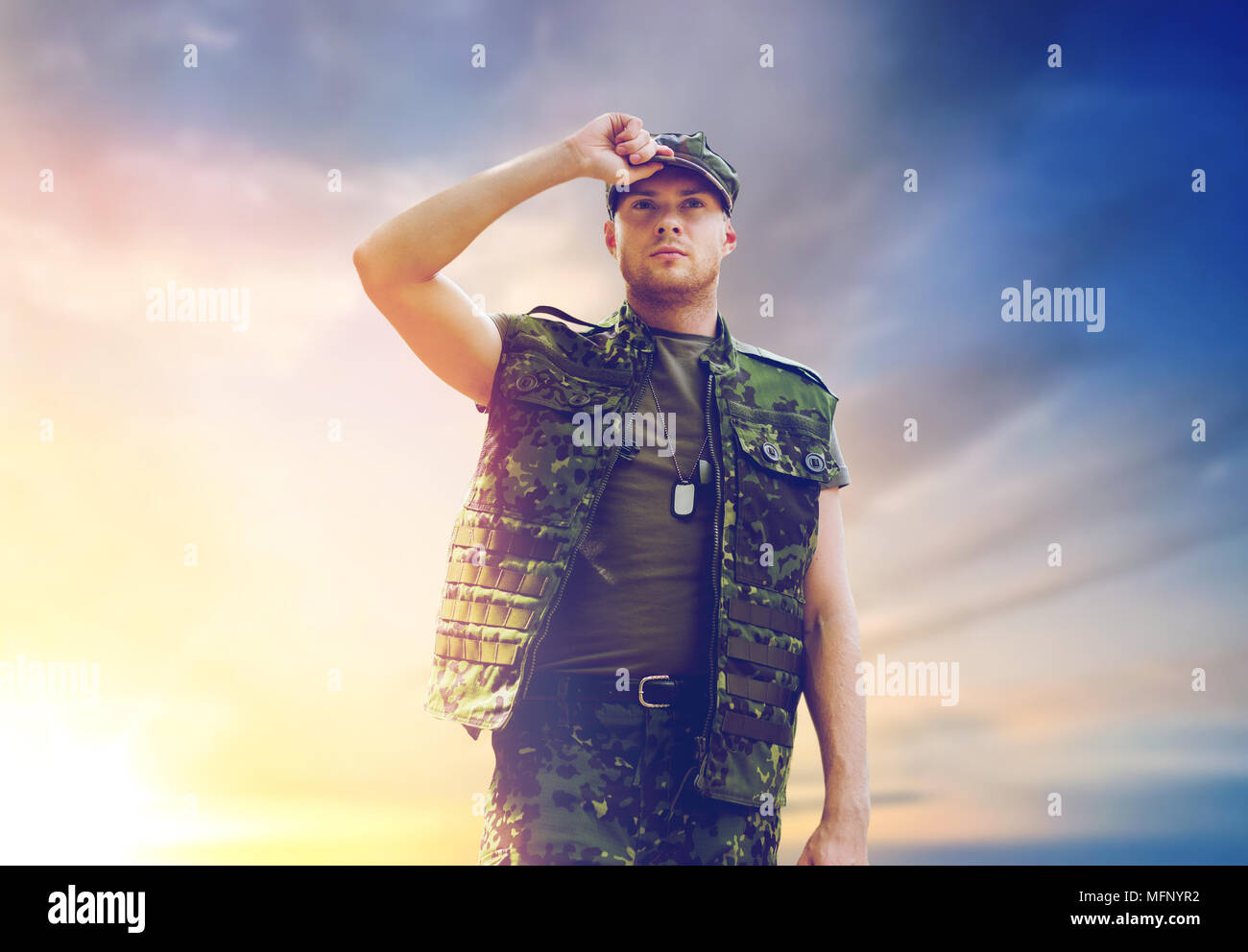 Soldato in uniforme militare su sfondo cielo Foto Stock