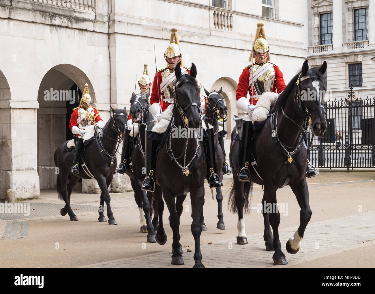 Londra horseguards, montato cavalleria domestico noto anche come bagnini sui tubi flessibili di nero in abito completo uniforme. Foto Stock
