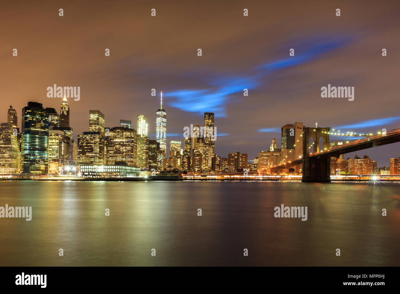Spettacolare vista dello skyline di Manhattan a New York in Stati Uniti d'America al tramonto Foto Stock