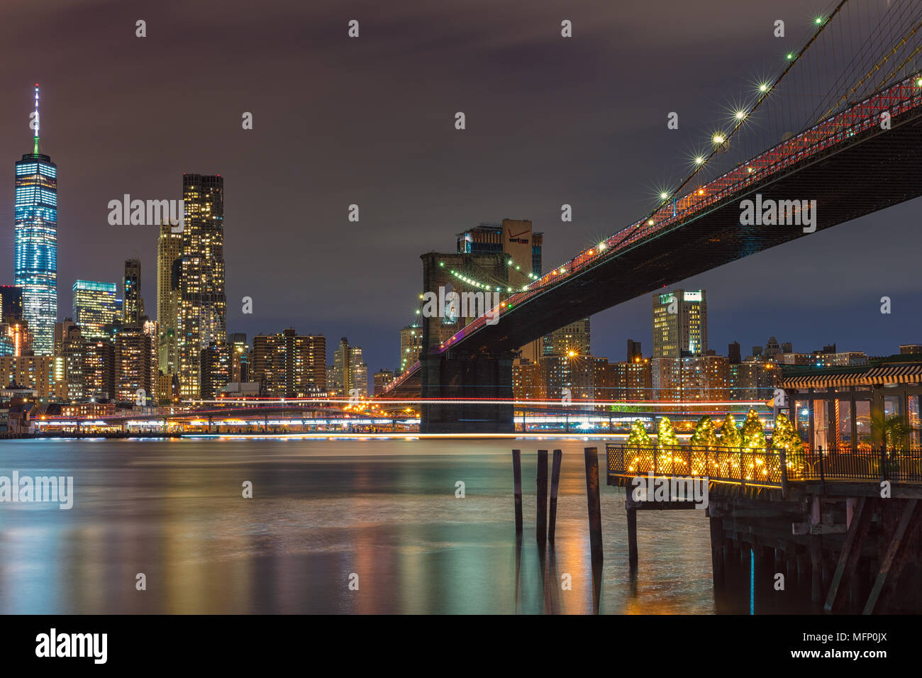 Spettacolare vista dello skyline di Manhattan a New York in Stati Uniti d'America al tramonto Foto Stock
