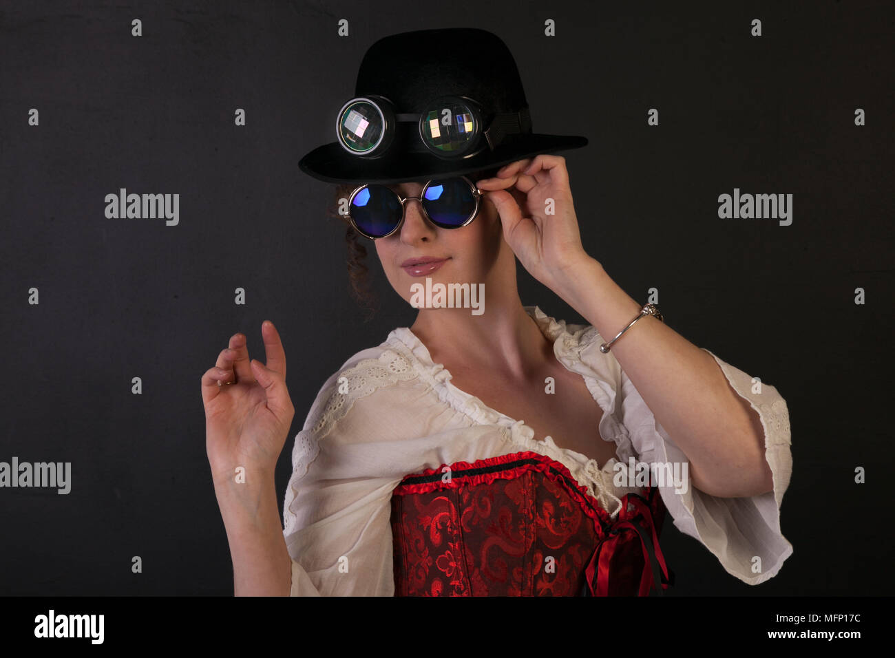 Ritratto di steampunk, ragazza bella giovane donna in vestito steampunk Foto Stock
