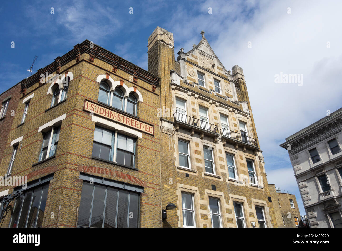 Orate di edifici - mercato Vittoriano degli edifici in corrispondenza della giunzione di Cowcross Street e St John Street, Londra, Regno Unito Foto Stock