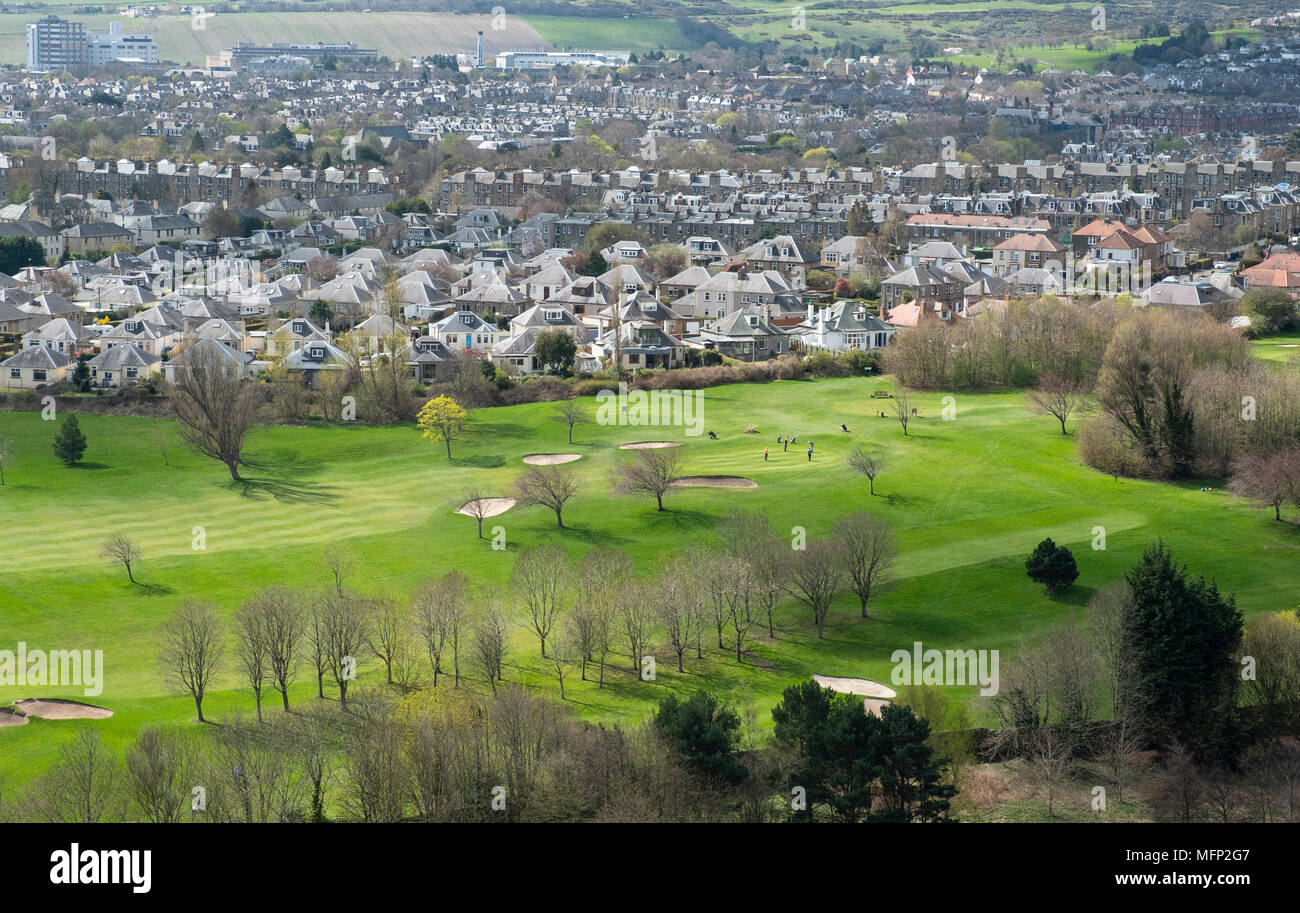 Guardando verso il basso sul campo da golf e le periferie di alloggiamento in corrispondenza di Prestonfield a Edimburgo, Scozia. Foto Stock