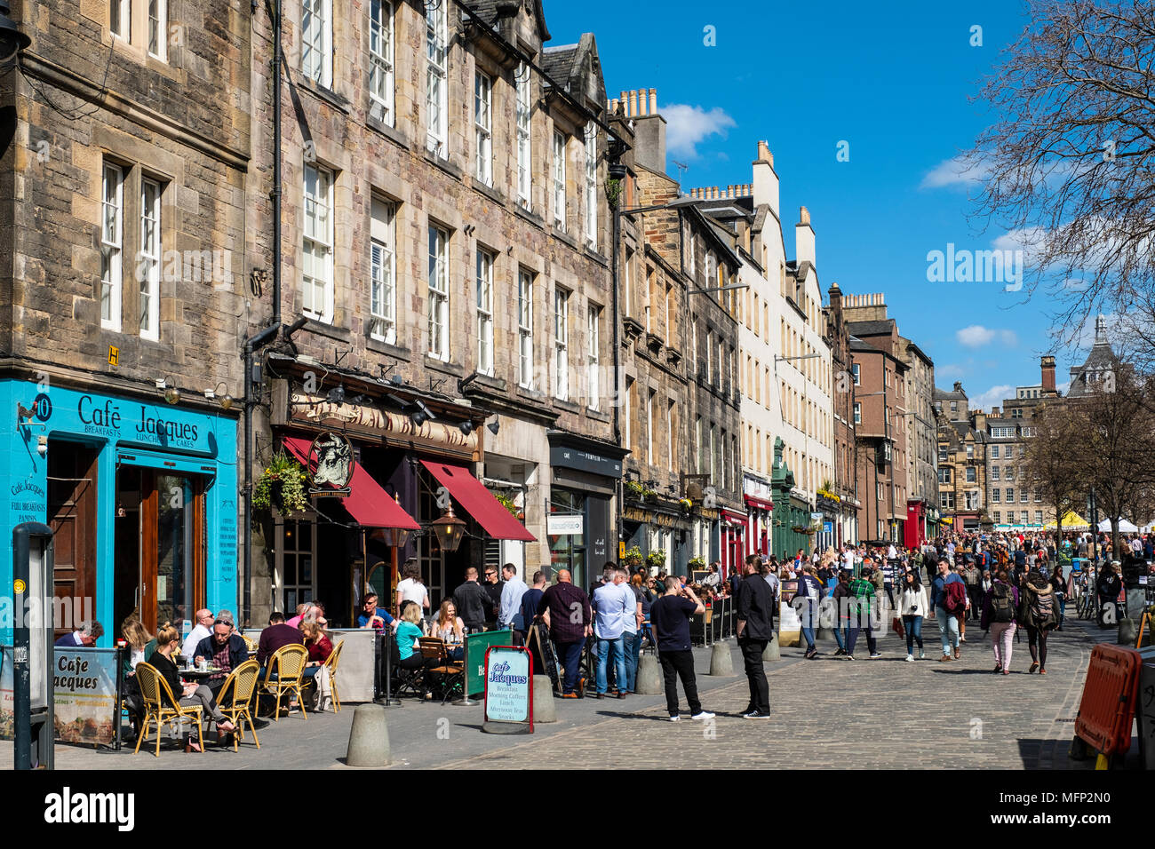 Vista del bar all'aperto a Grassmarket di Edimburgo Città Vecchia sul pomeriggio soleggiato, Edimburgo, Scozia, Regno Unito Foto Stock