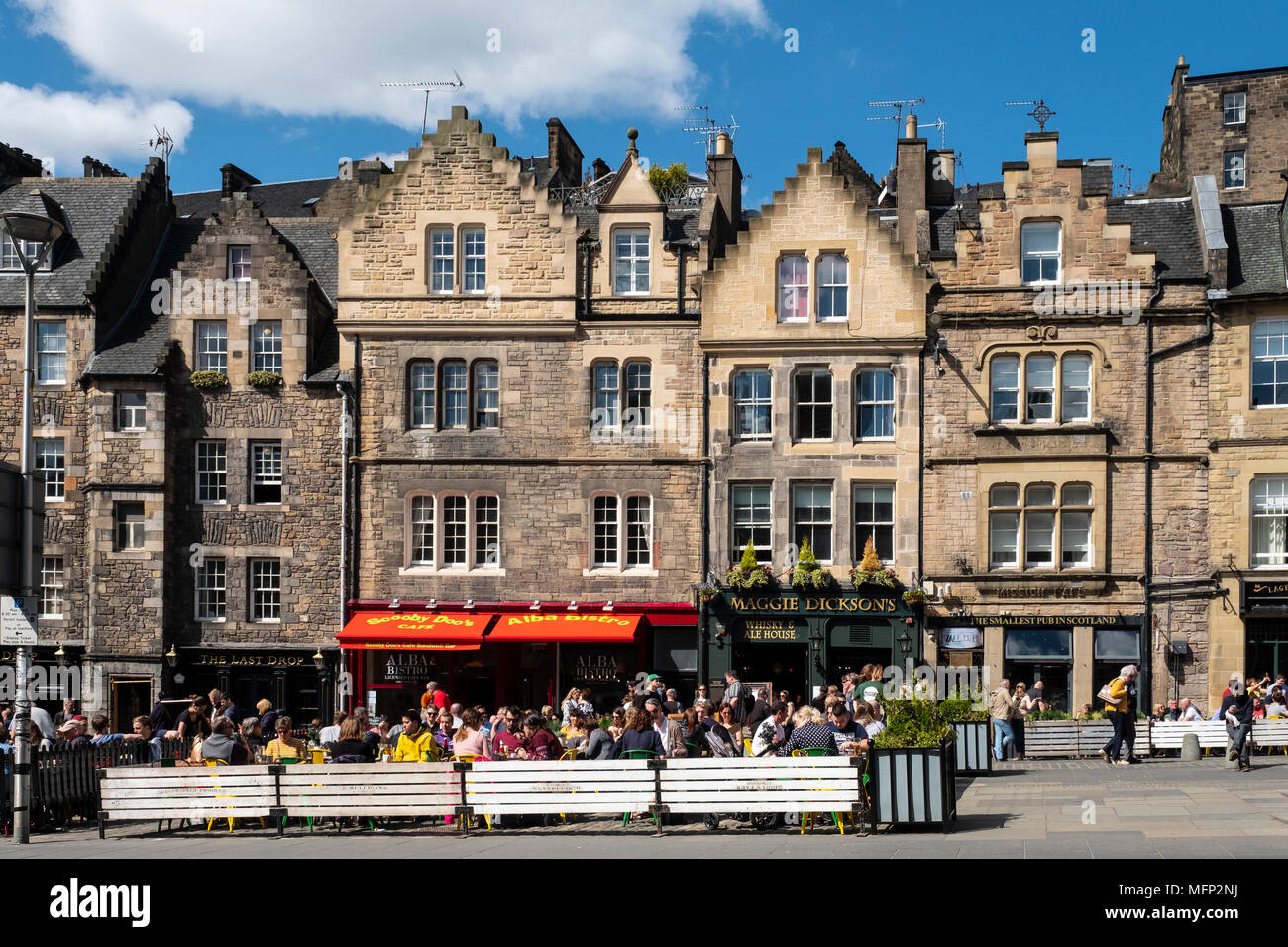 Vista del bar all'aperto a Grassmarket di Edimburgo Città Vecchia sul pomeriggio soleggiato, Edimburgo, Scozia, Regno Unito Foto Stock