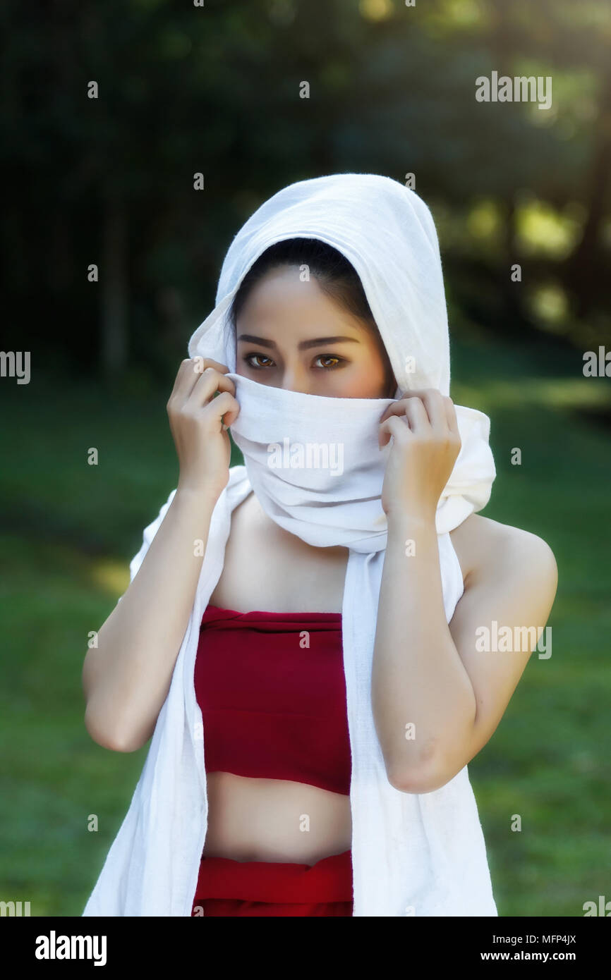 Bella ragazza tailandese nei tradizionali costumi tailandese Foto Stock