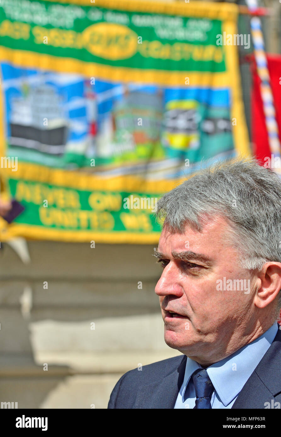 Mick Cash - Segretario Generale del RMT unione - a una protesta a Westminster nel secondo anniversario dell'inizio della RMT lo sciopero sulla rampa meridionale Foto Stock