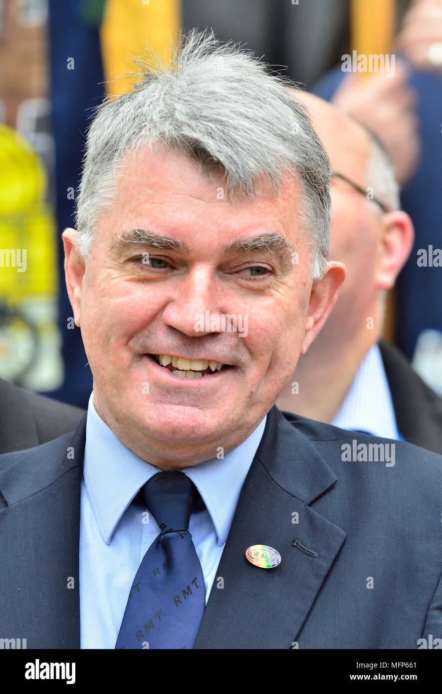 Mick Cash - Segretario Generale del RMT unione - a una protesta a Westminster nel secondo anniversario dell'inizio della RMT lo sciopero sulla rampa meridionale Foto Stock