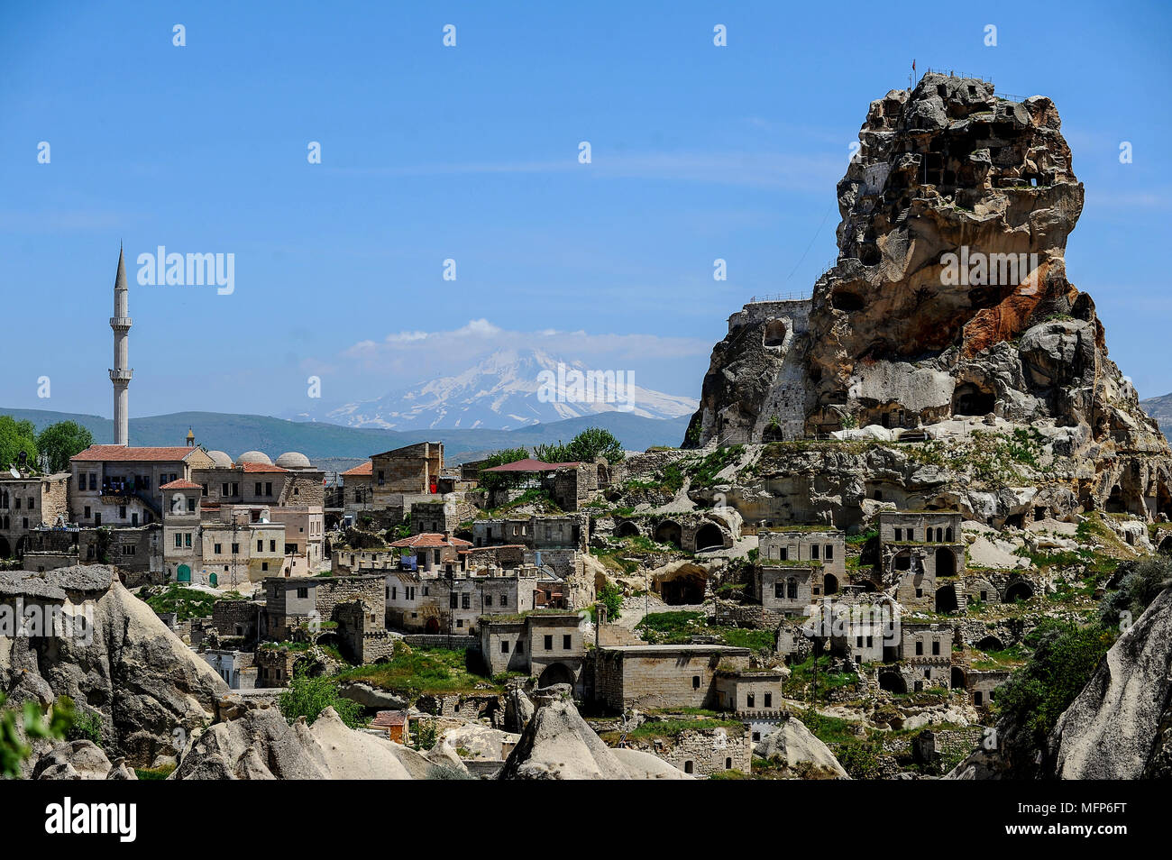 La città di Goreme in Cappadocia, la Turchia con il Monte Erciyes in background. Foto Stock