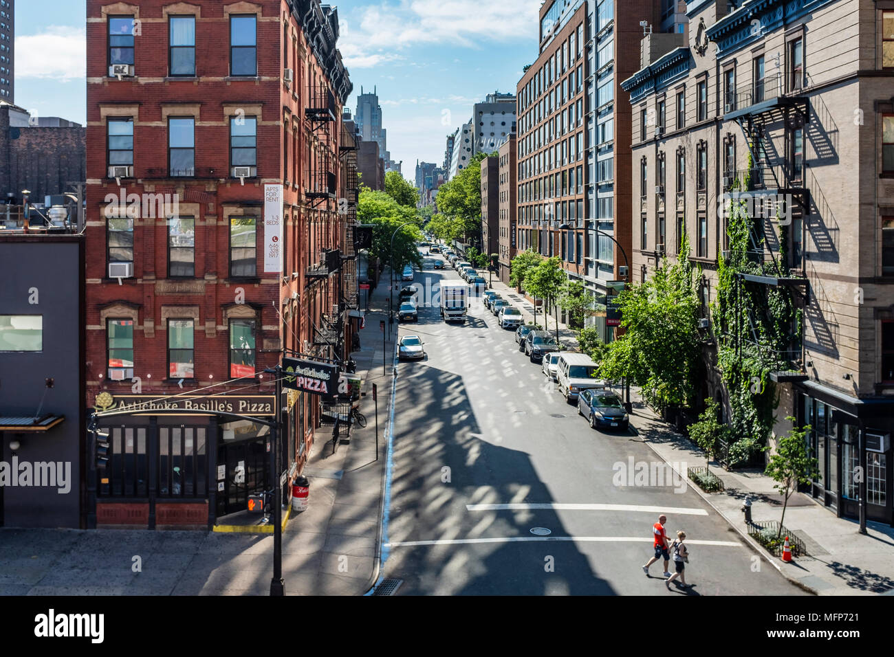 Vista dalla linea alta, Chelsea. La Tenth Avenue e West 17th Street. Manhattan NYC Foto Stock