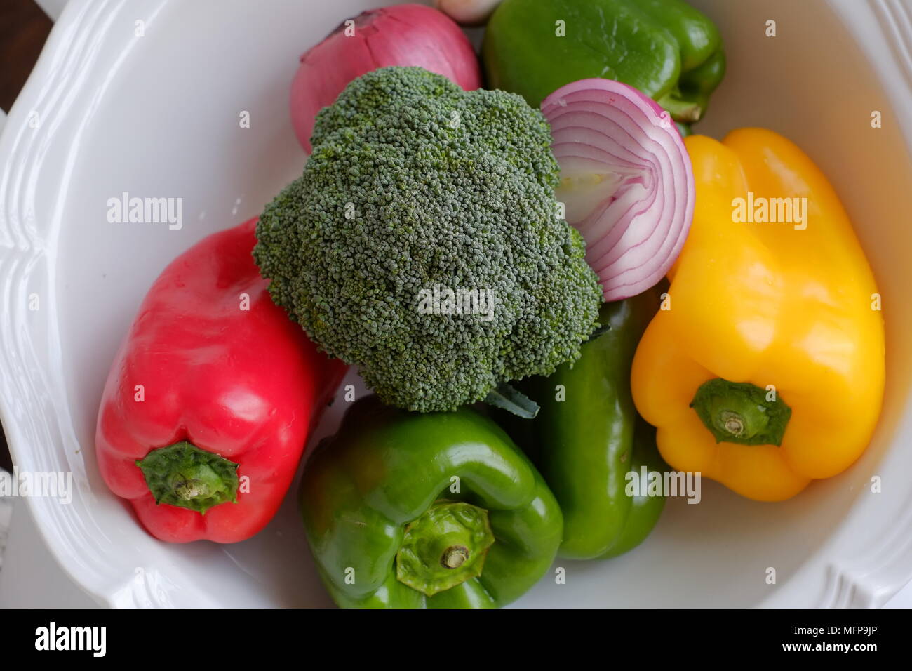 Organico fresco peperoni, broccoli e cipolle Foto Stock