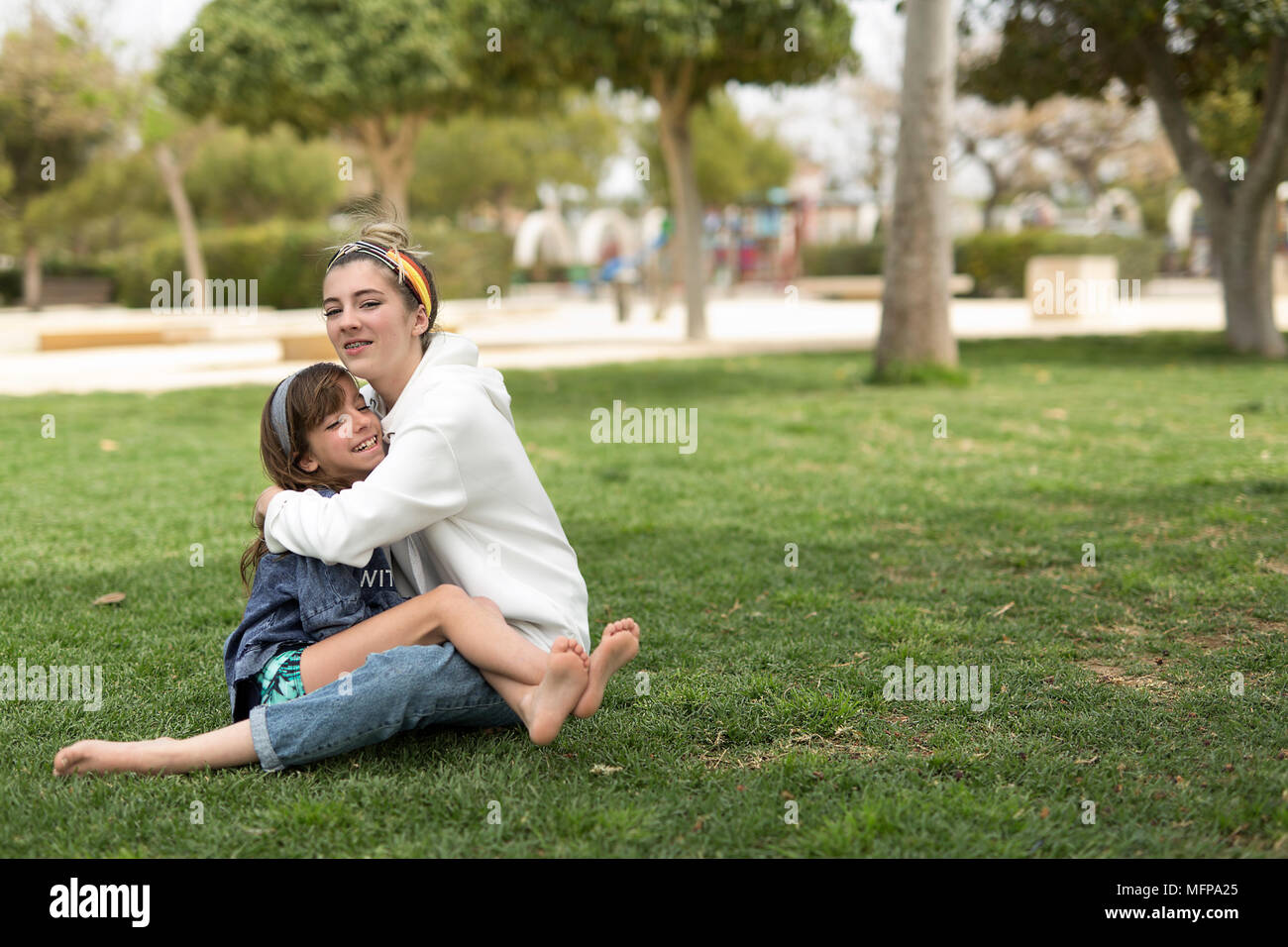 Sorelle che si amano immagini e fotografie stock ad alta risoluzione - Alamy