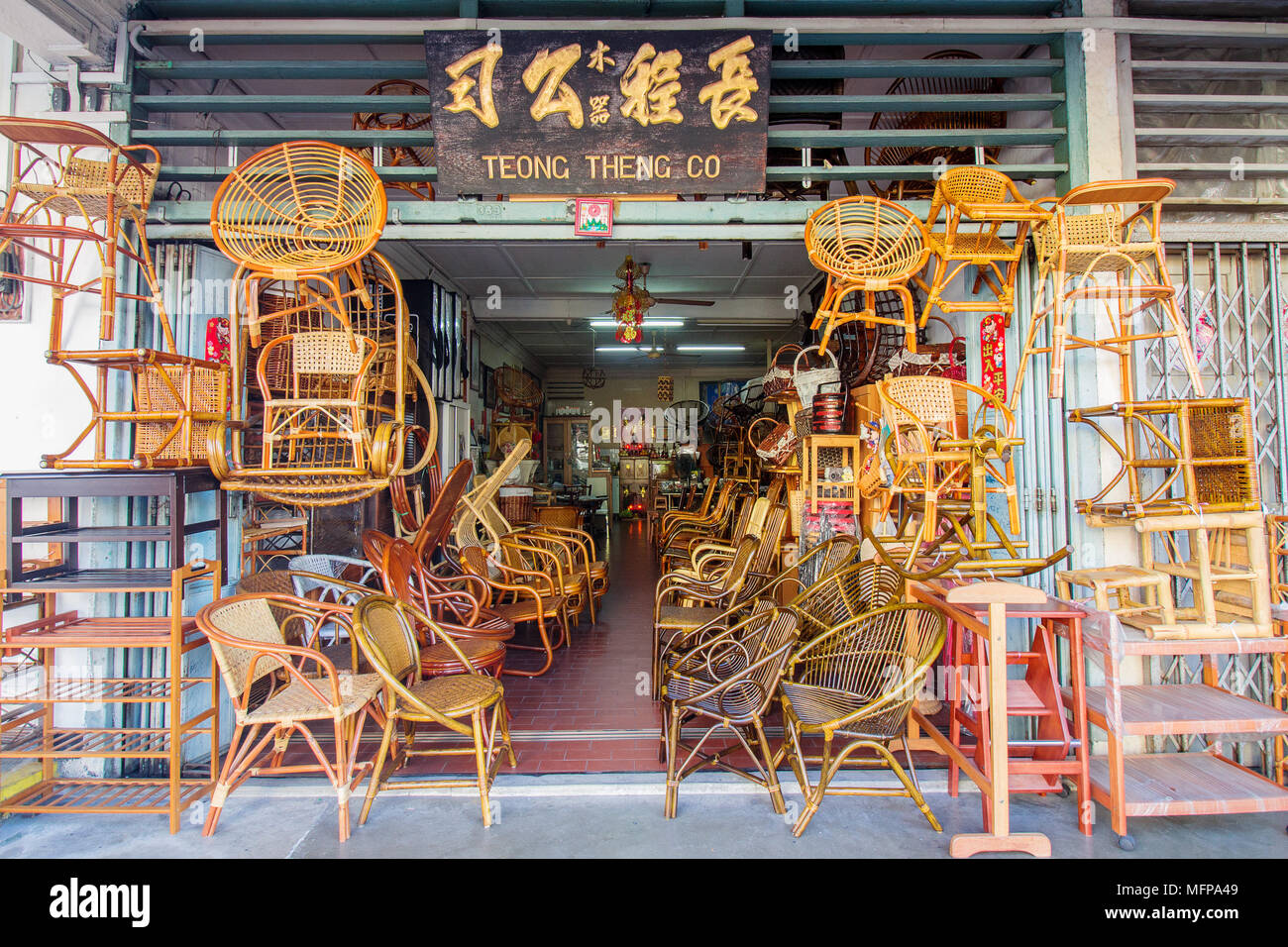 Vista frontale di un rattan fatti a mano e mobili in vimini shop in Asia Foto Stock