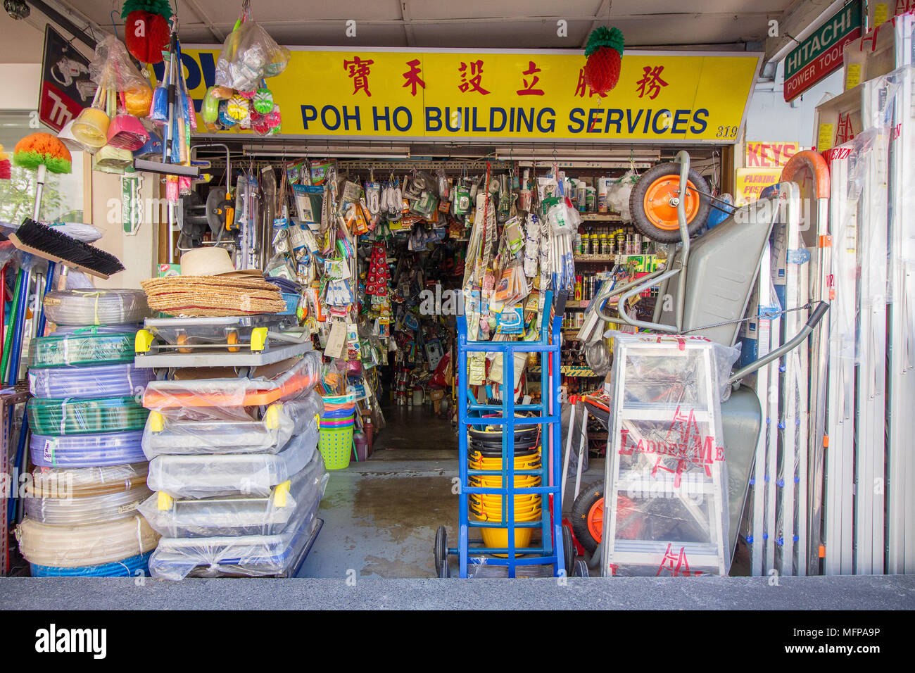 Vista frontale di un negozio di ferramenta in Asia. Vetrina tradizionale del magazzino di utensili. Cassette portattrezzi e toolkit nel negozio. Foto Stock