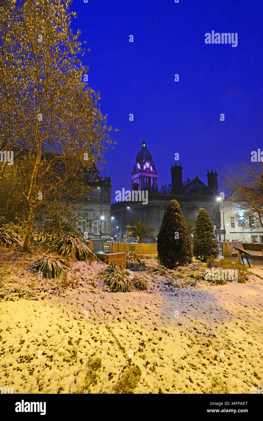 Lleds town hall e giardini mandella in pesante inverno neve al crepuscolo leeds Yorkshire Regno Unito Foto Stock