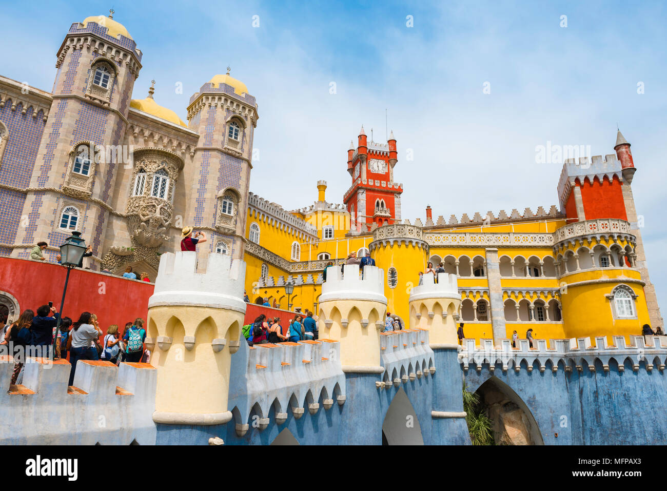 Il Portogallo architettura, vista di lato nord del Palacio da Pena, un colorato palazzo storico situato su una collina a sud di Sintra, Portogallo. Foto Stock