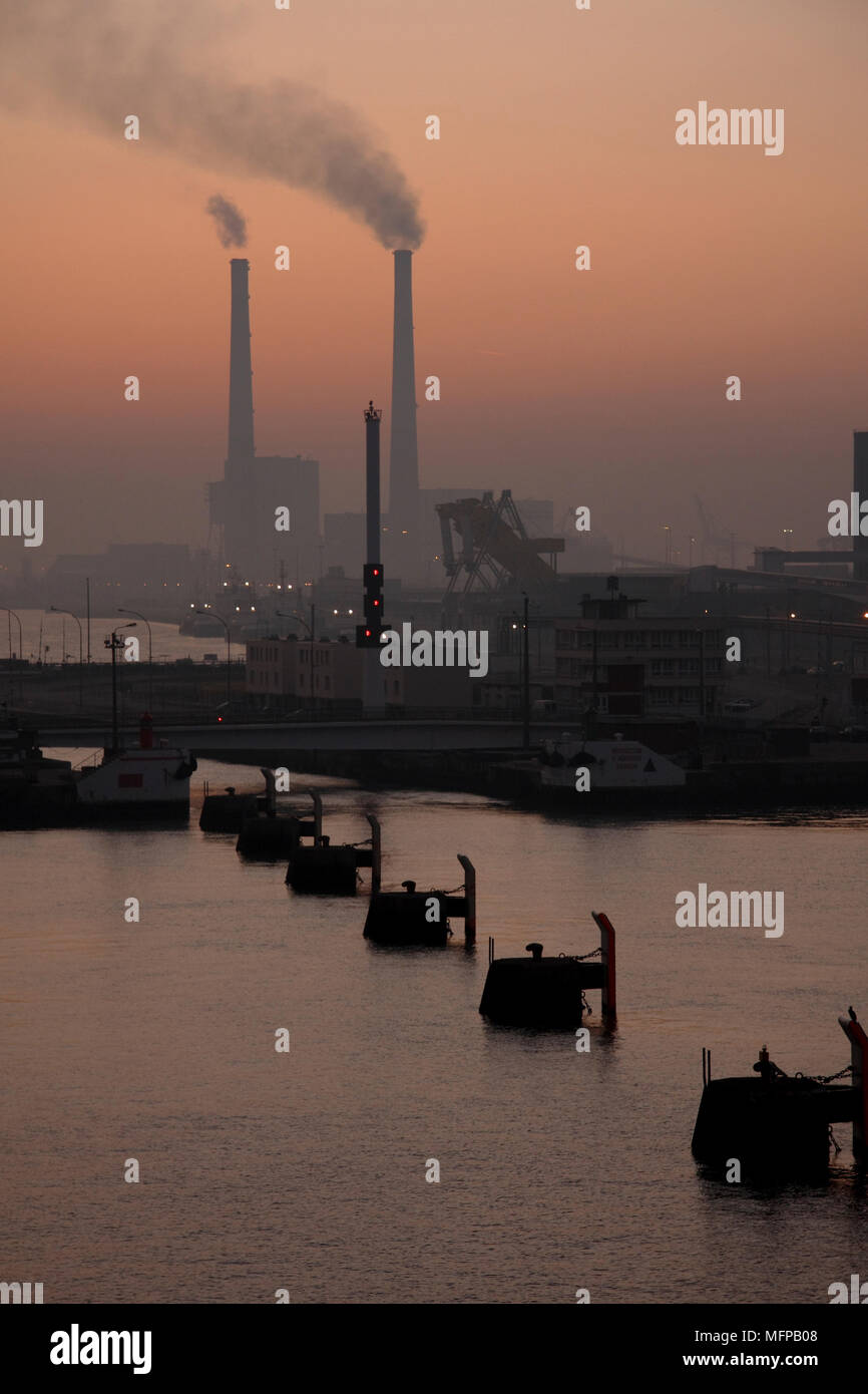 Vista di le Havre port con comignoli fumanti appena prima del sorgere del sole. Foto Stock