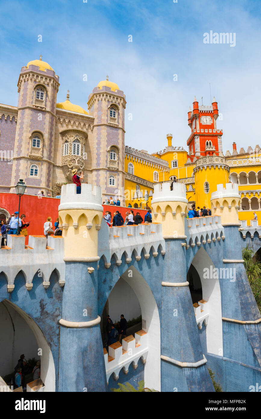 Portogallo - Architettura, vista la colorata landmark palace, il Palacio da Pena, situato su una collina a sud di Sintra, Portogallo. Foto Stock