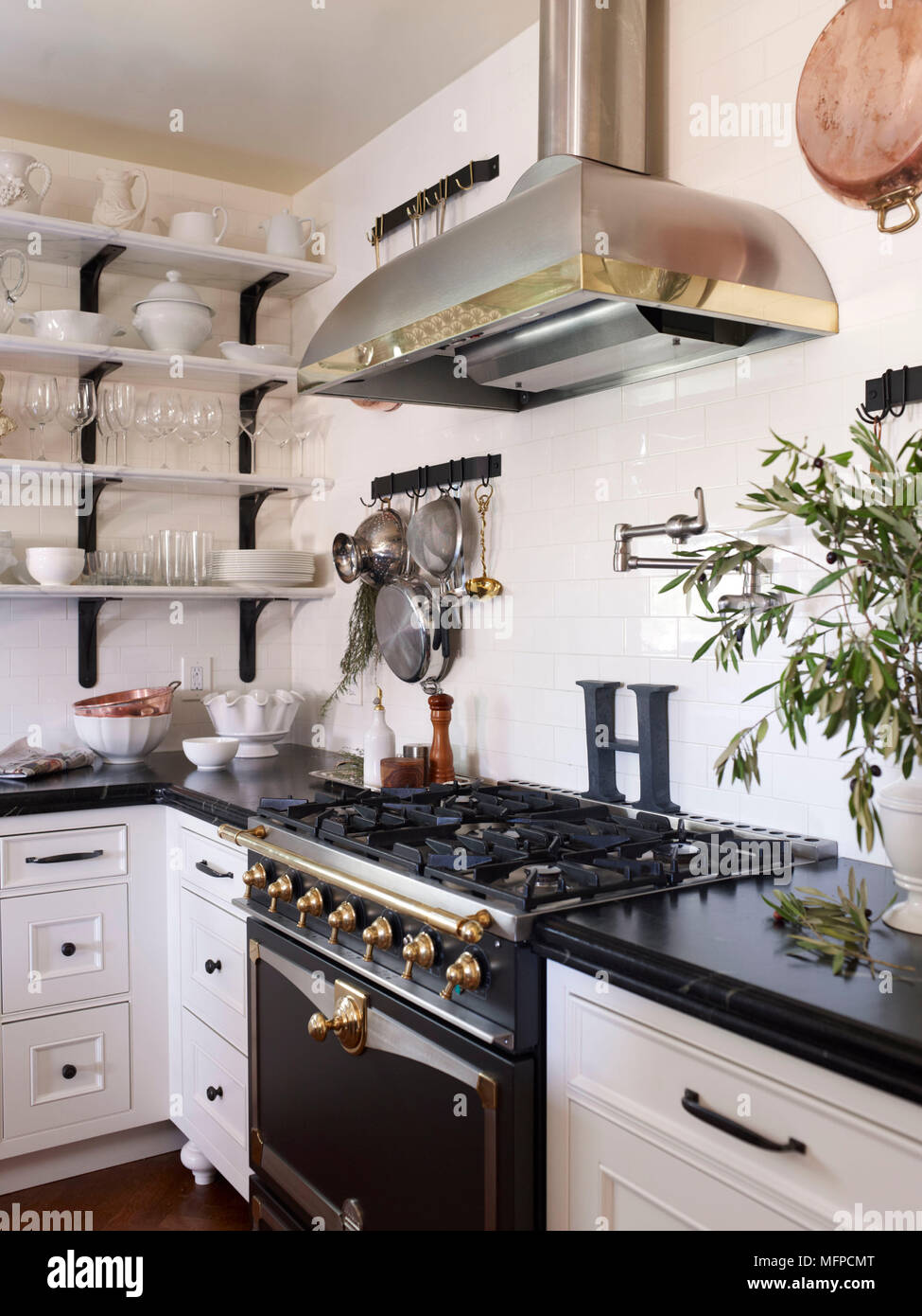 Cappa sopra la gamma forno con piano cottura a gas in un angolo del paese  moderna cucina di stile, New Jersey, STATI UNITI D'AMERICA Foto stock -  Alamy
