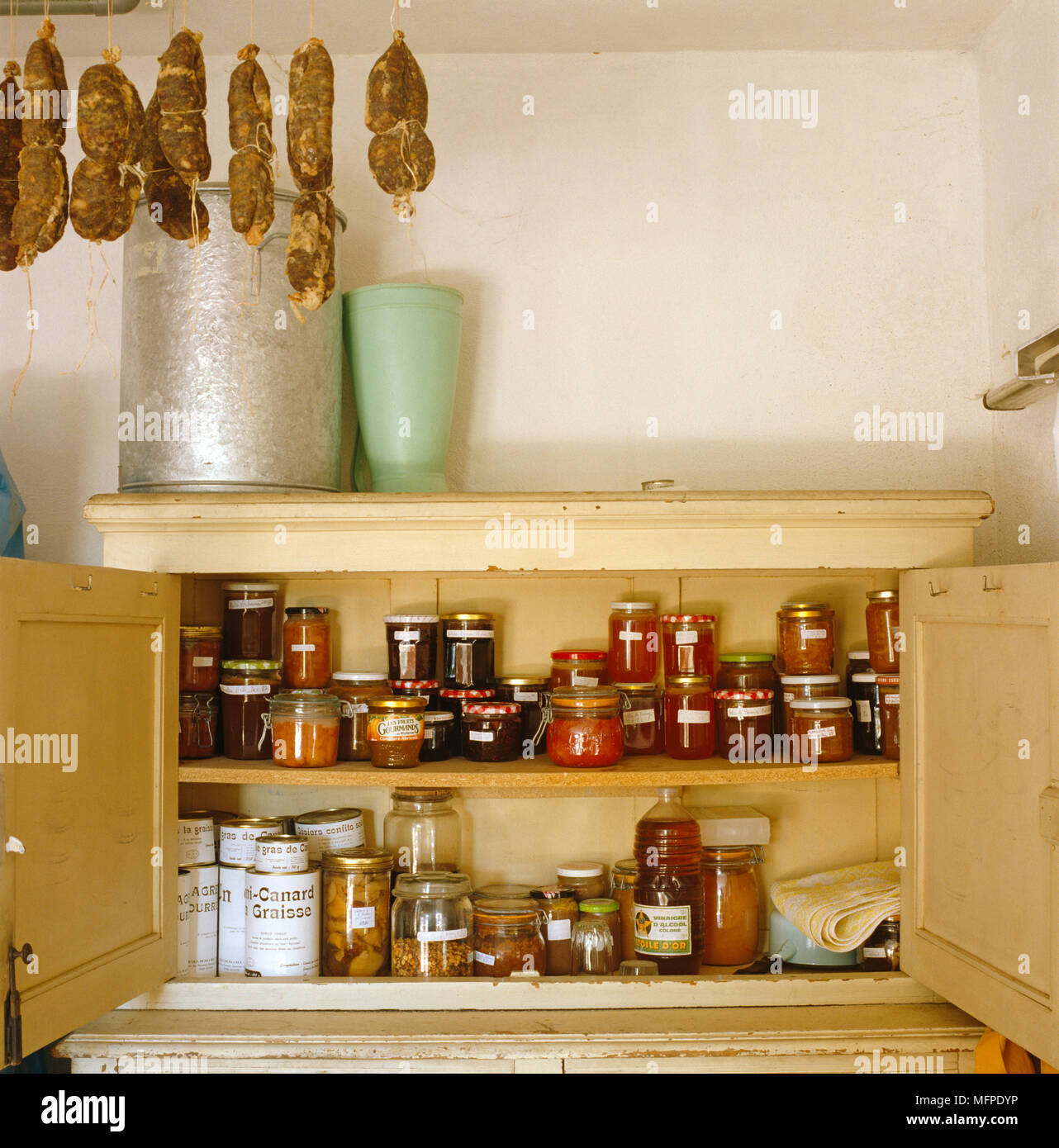 Dispensa armadietto alimentare. Organizzazione di deposito della cucina.  Pasta, grani in vasetti di vetro. Cibo biologico. Cucina casalinga. Cibo  nutrizionale. Contenitori di vetro. Cibo Foto stock - Alamy