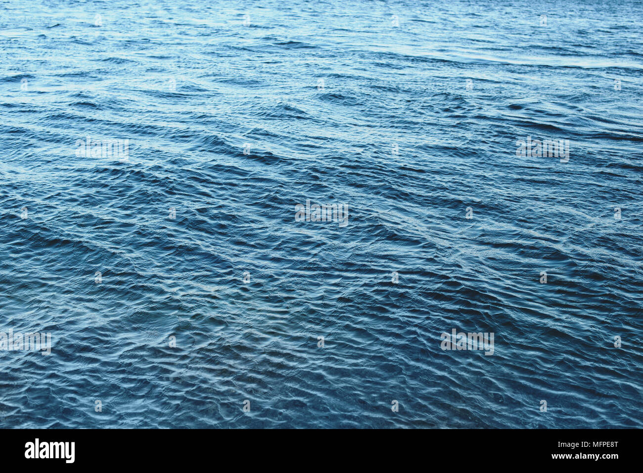 Increspature blu acqua in mare oceano. Superficie di acqua blu in natura oceano. Textured background. Foto Stock