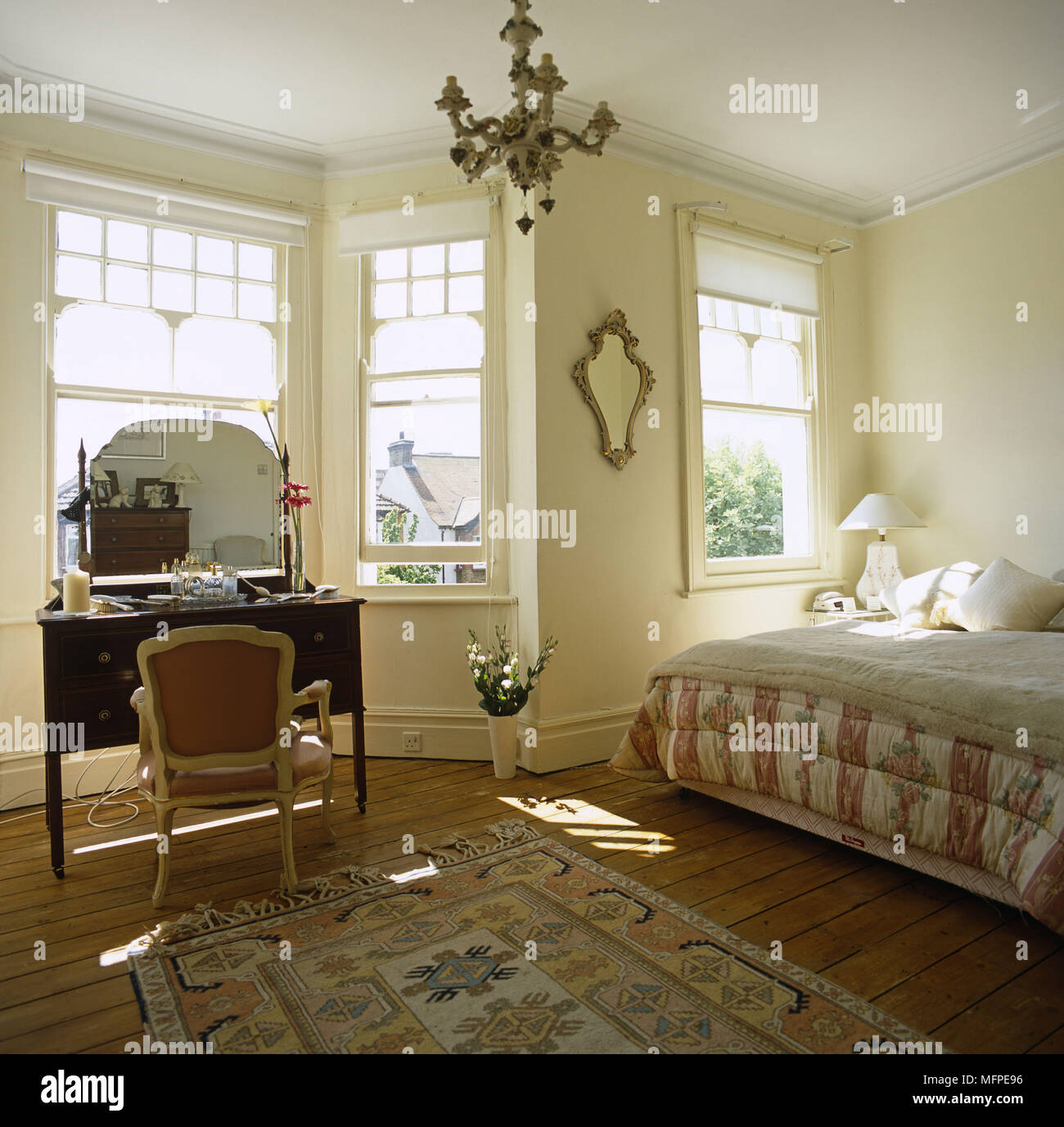 Letto imbottito e toeletta e finestra con tenda a pacchetto in camera da  letto Foto stock - Alamy