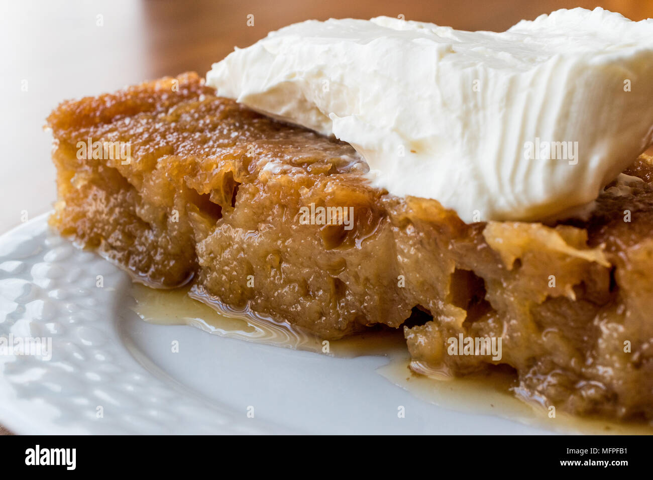 Dolce turco Ekmek Kadayifi / pudding di pane con crema. Dolce tradizionale Foto Stock