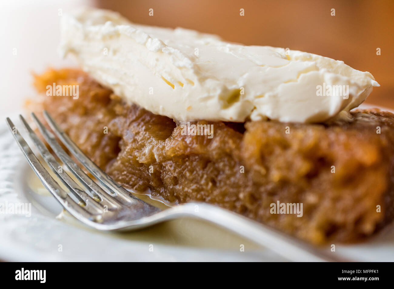 Dolce turco Ekmek Kadayifi / pudding di pane con crema. Dolce tradizionale Foto Stock