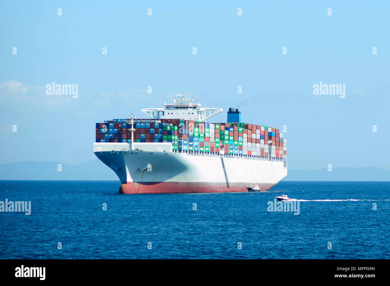 Contenitore grande nave nell'oceano Foto Stock