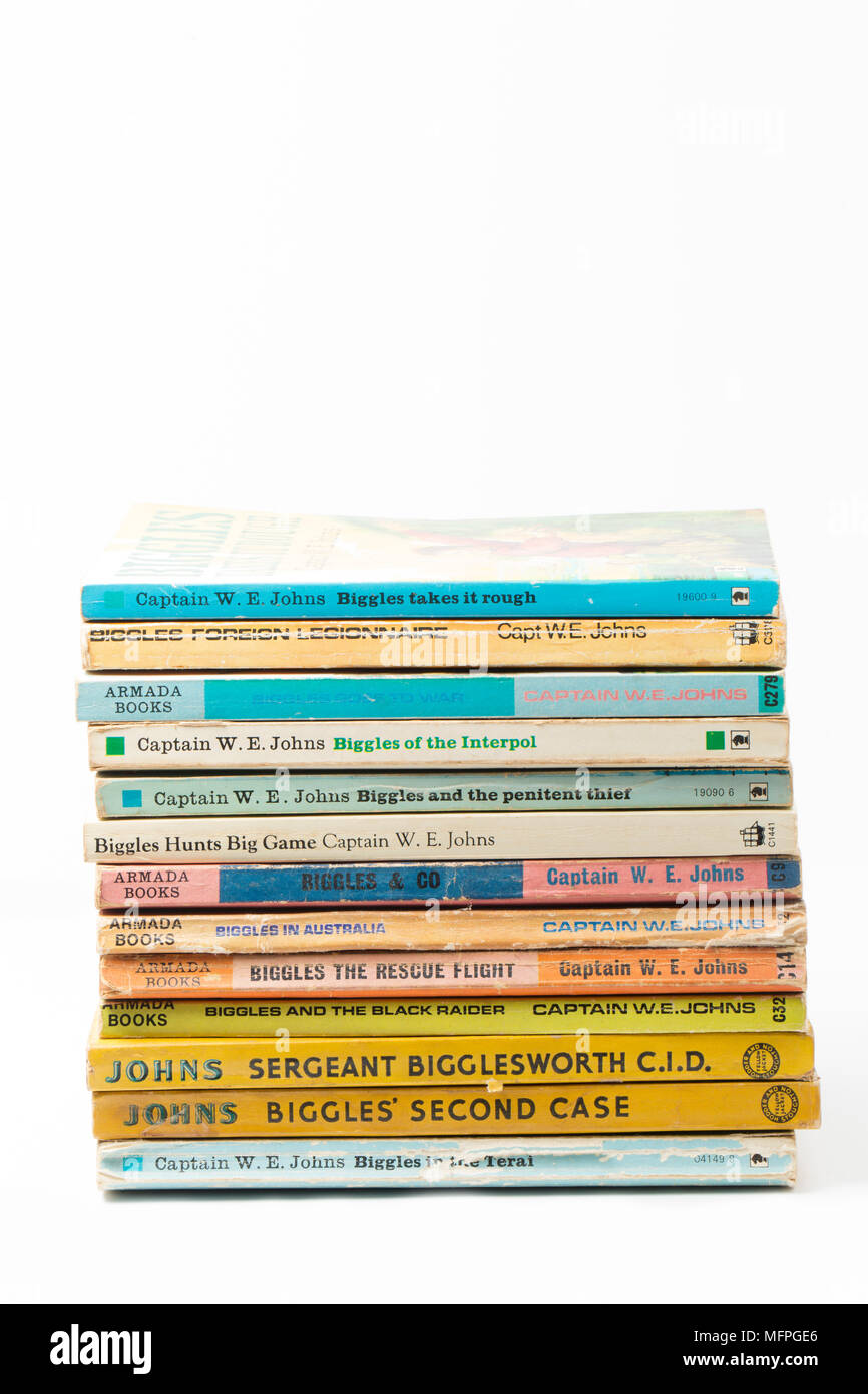 Una pila di libri serie Biggles da British autore capitano W.E. Johns. Inghilterra REGNO UNITO GB. Sfondo bianco Foto Stock