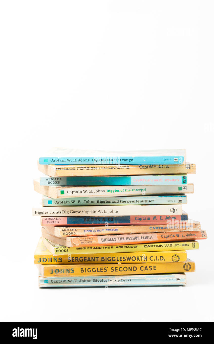 Una pila di libri serie Biggles da British autore capitano W.E. Johns. Inghilterra REGNO UNITO GB. Sfondo bianco Foto Stock
