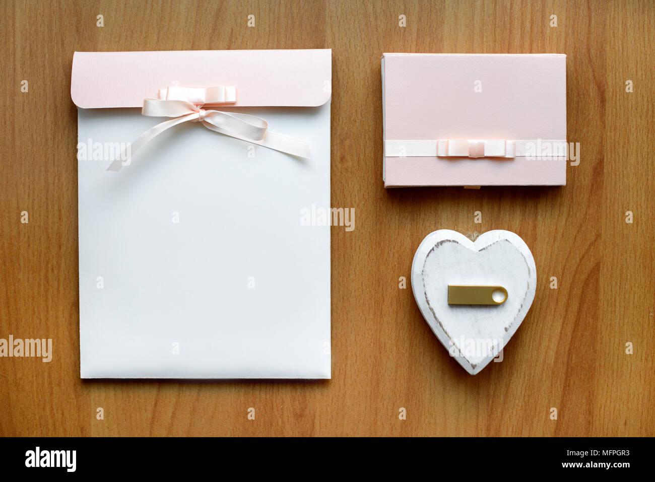 Set regalo con scheda di memoria flash e spazio vuoto Foto Stock